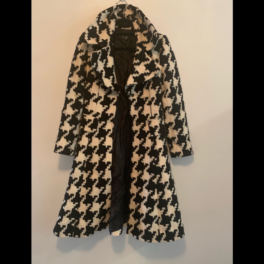 Zara black and off white 95% wool 5% nylon coat